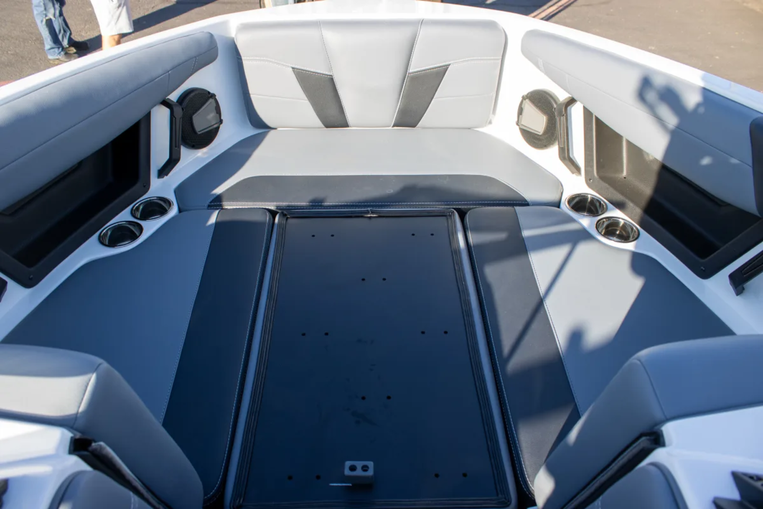 2027 Axis T220