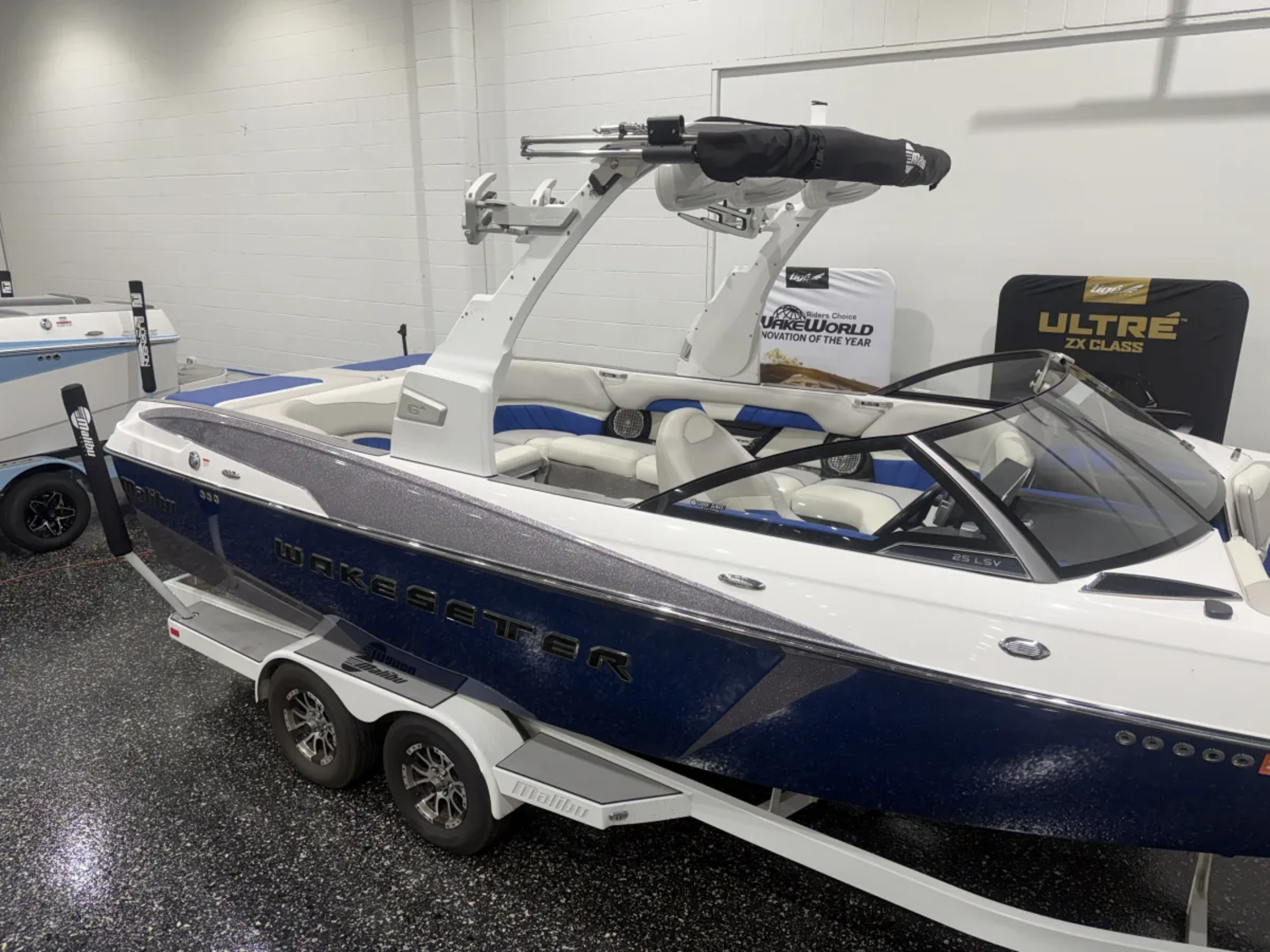 2016 Malibu Boats 25 LSV