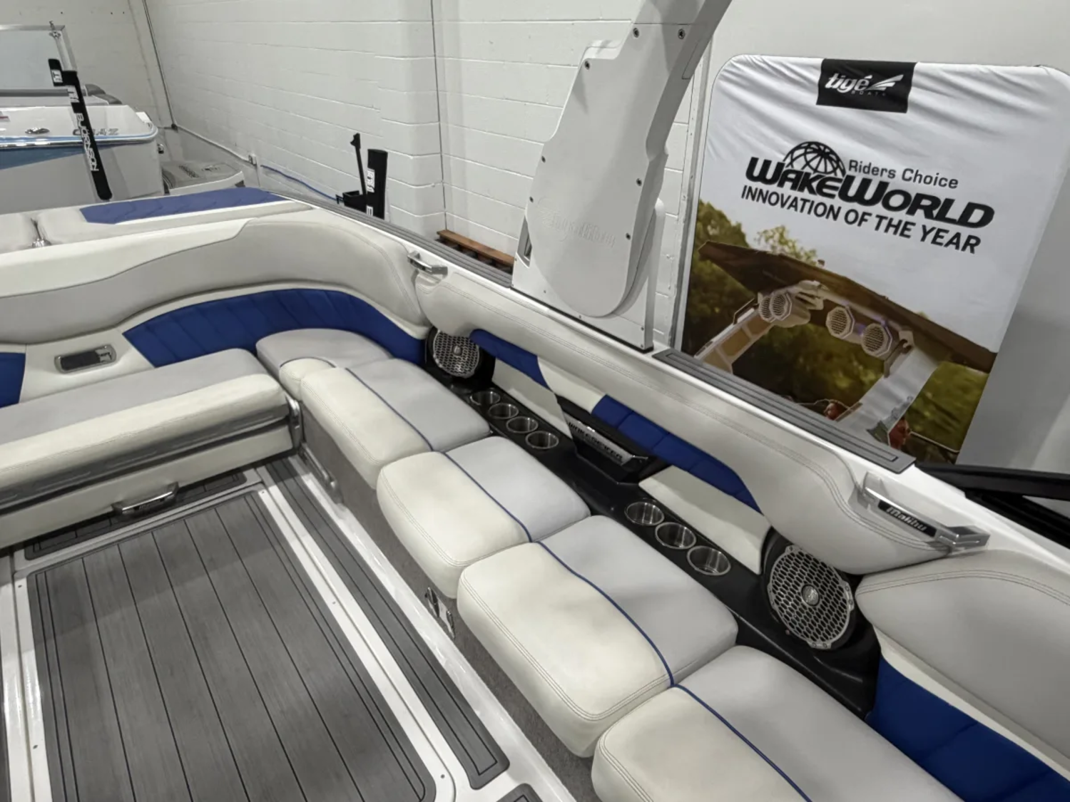 2016 Malibu Boats 25 LSV