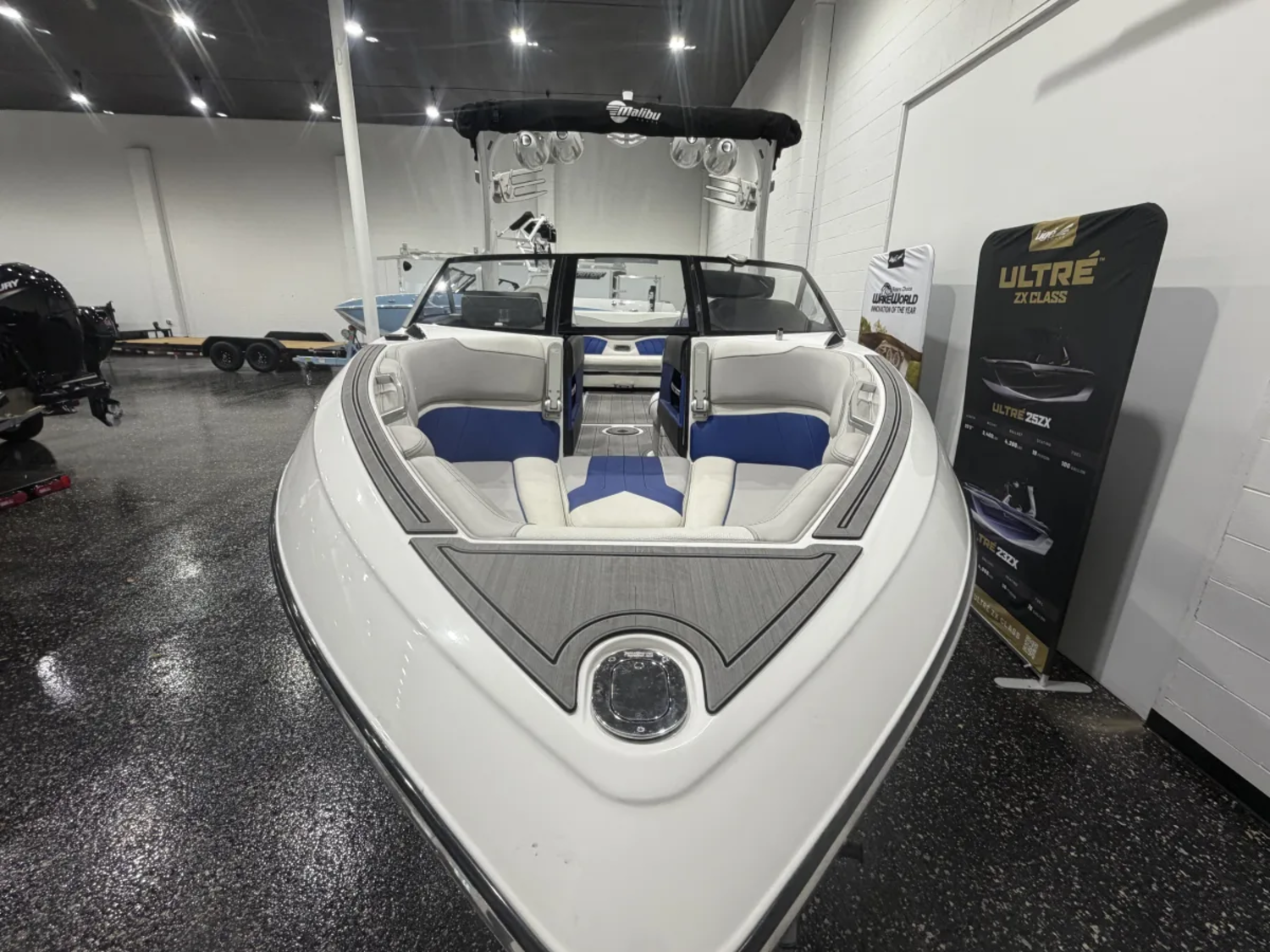 2016 Malibu Boats 25 LSV