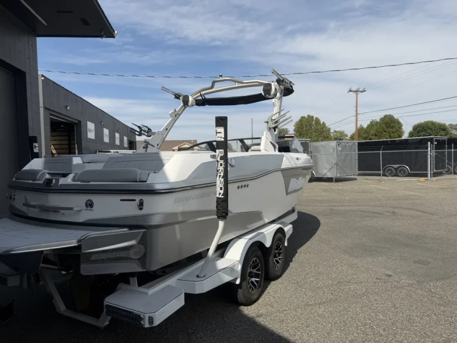 2022-malibu-wakesetter-23-lsv-146919-image1.webp