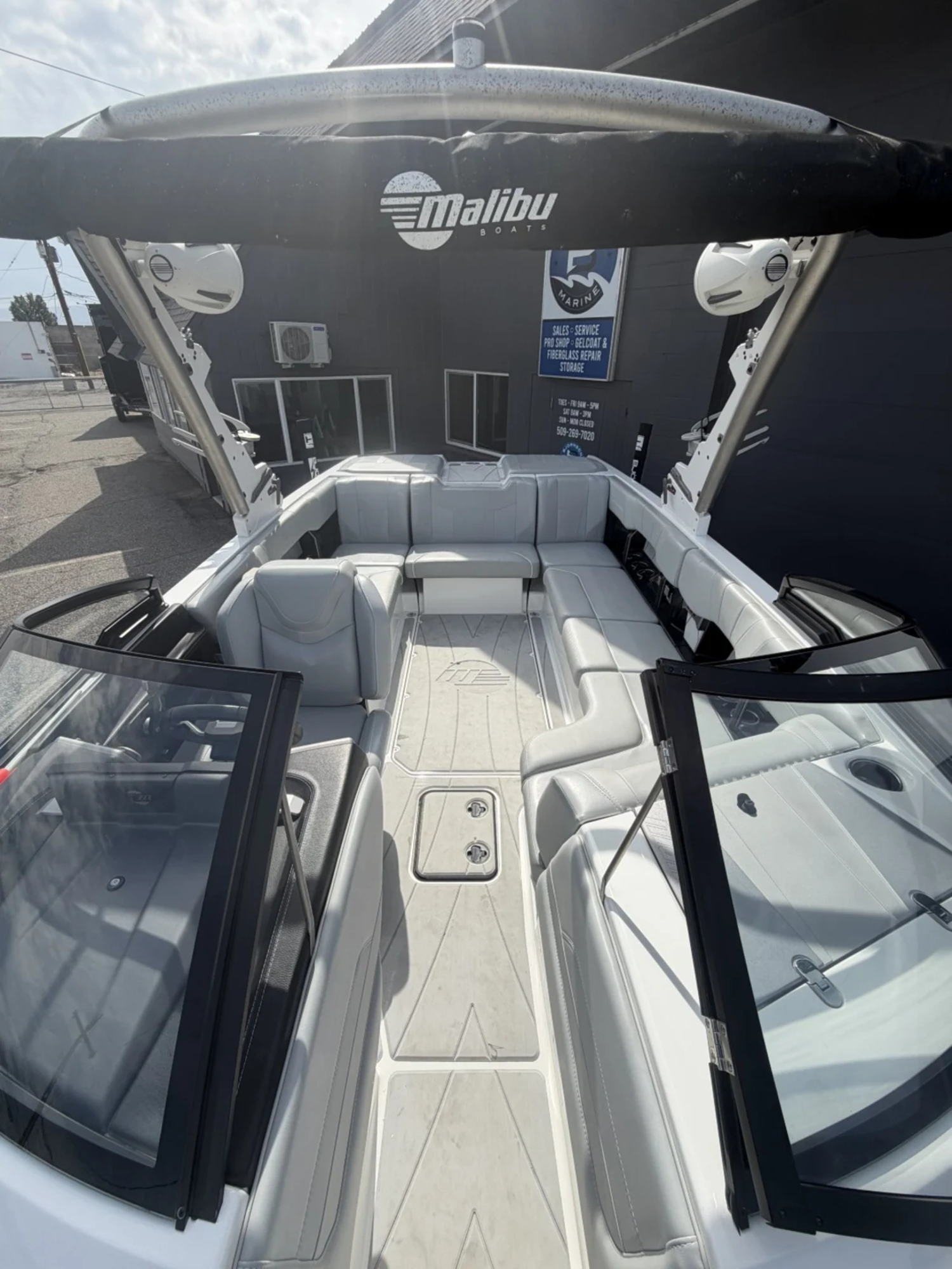 2022 Malibu 23 LSV