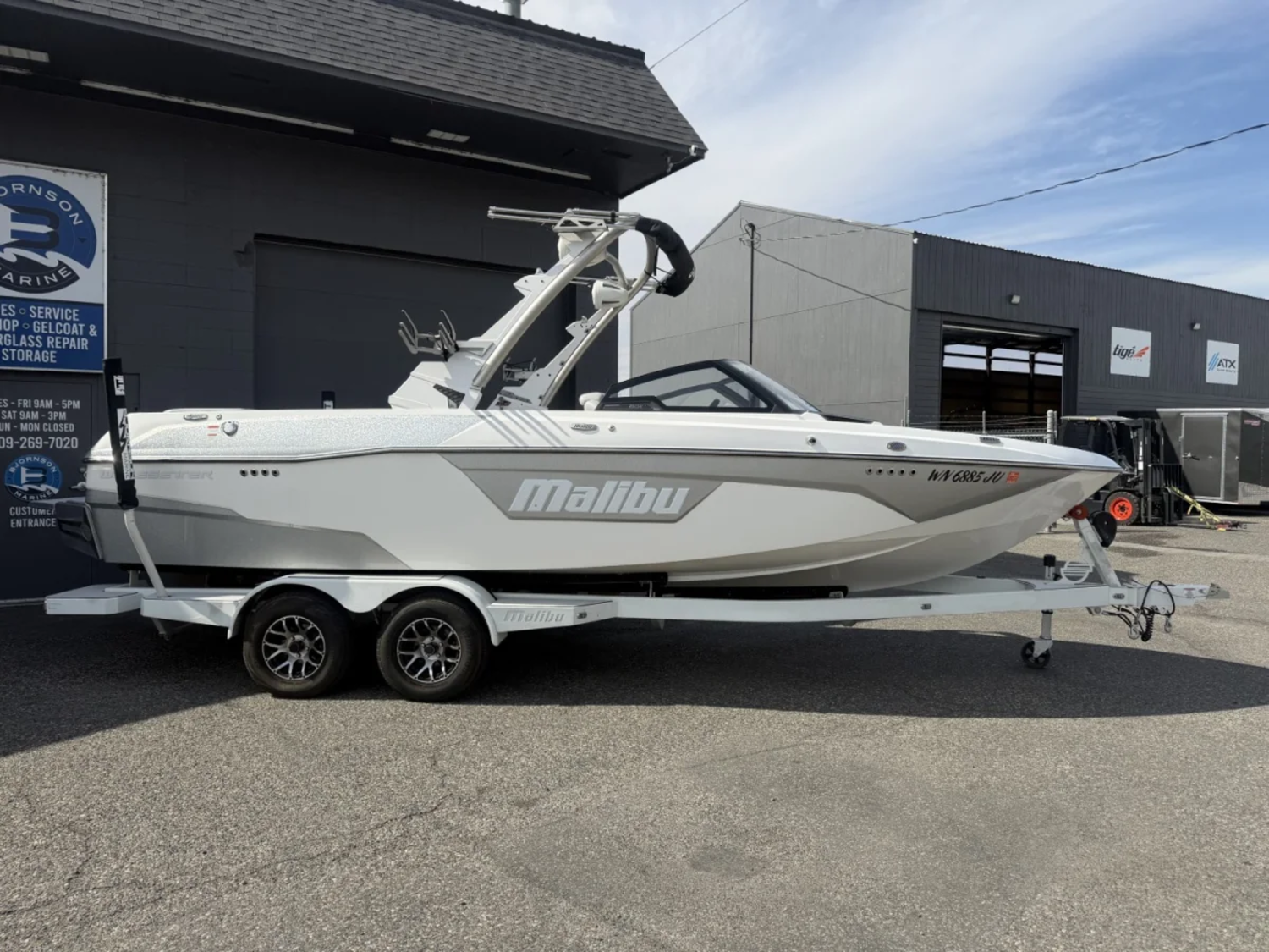 2022 Malibu 23 LSV