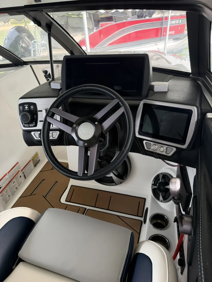 2019-malibu-21-mlx-145357-image7.webp