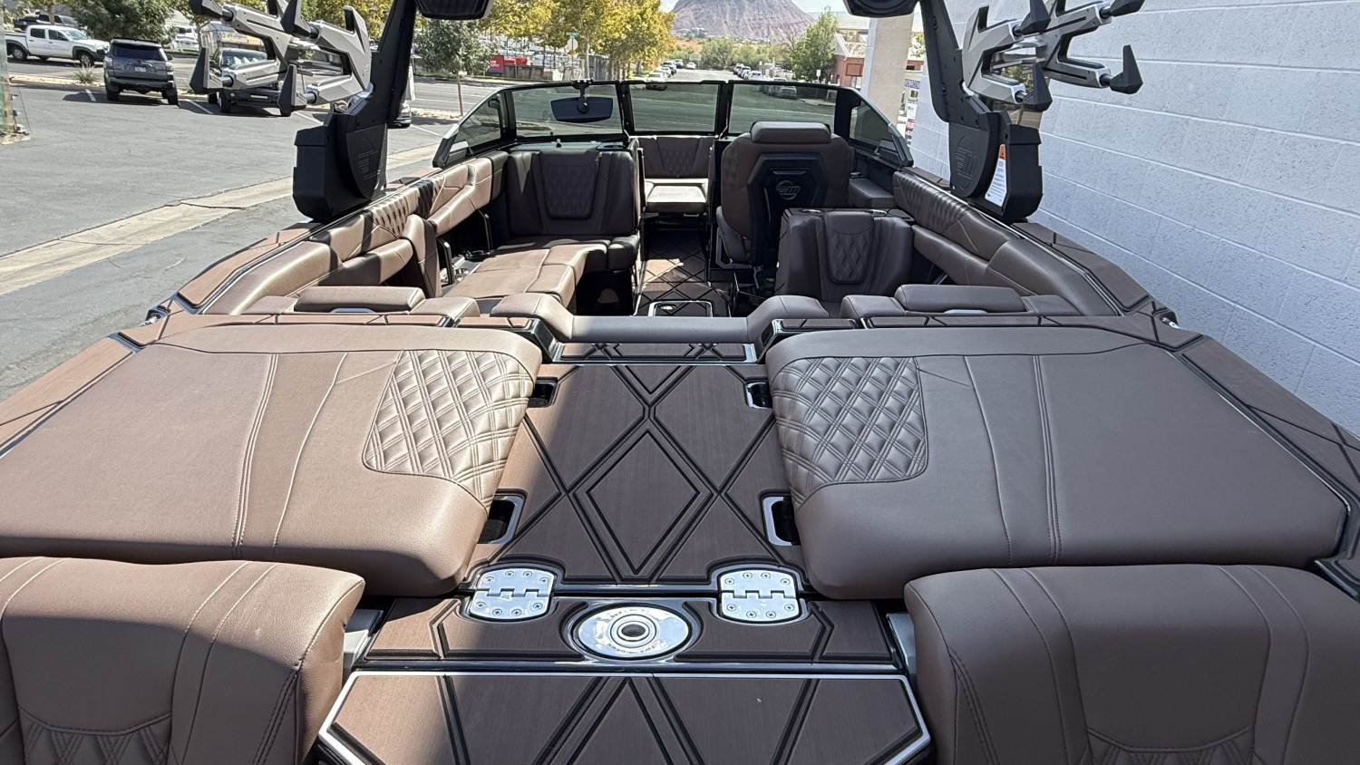 2025 Malibu Boats M242