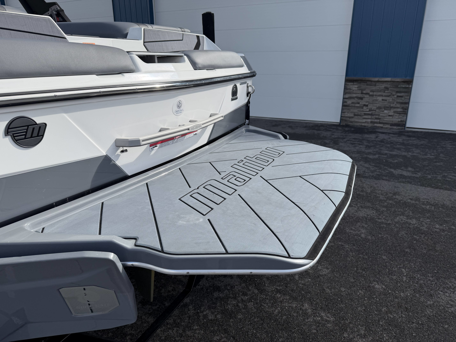 2025 Malibu 22 LSV