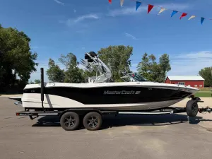 2020-mastercraft-xt25-145384-image1