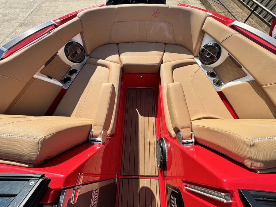 2021-mastercraft-x24-145388-image4