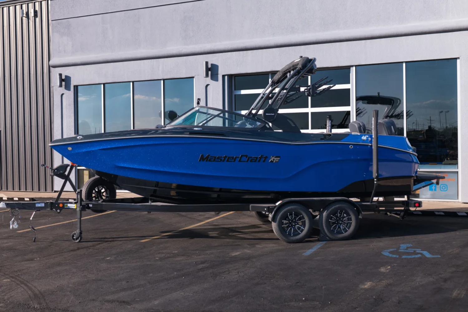 2027 MASTERCRAFT XT22 SAPPHIRE FLAKE & MIDNIGHT BLACK 