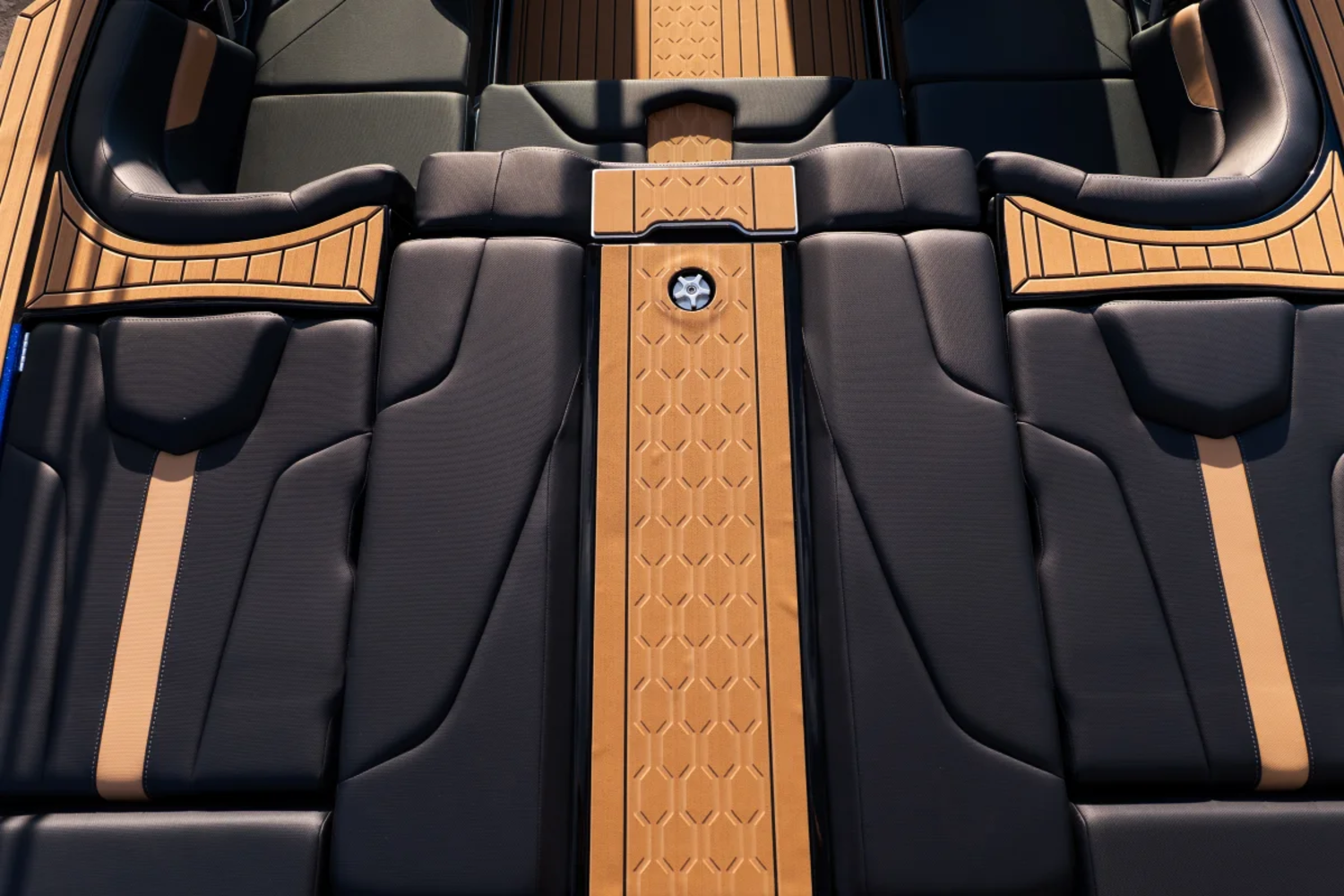 2027 MASTERCRAFT XT22 SAPPHIRE FLAKE & MIDNIGHT BLACK 