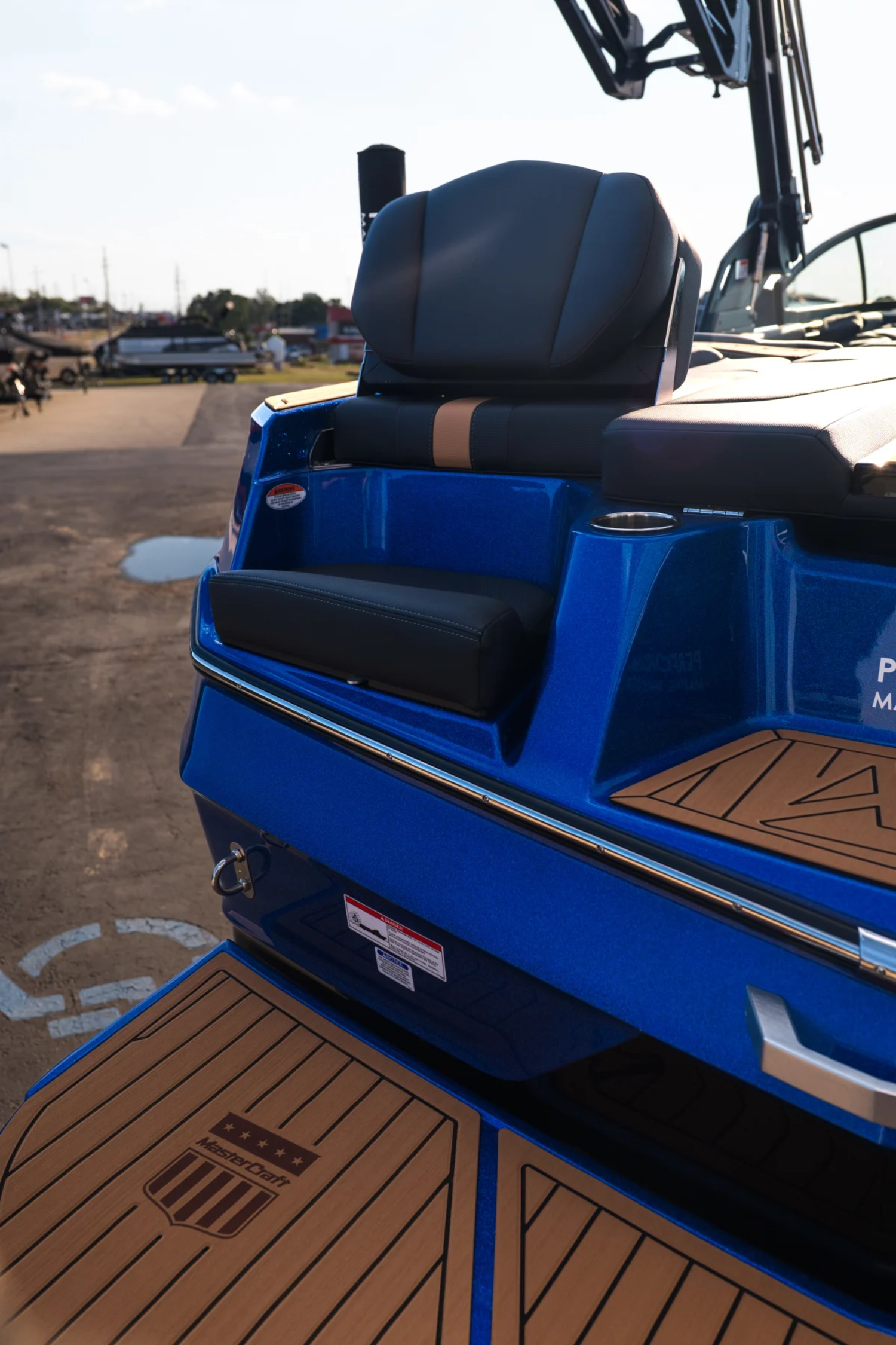 2027 MASTERCRAFT XT22 SAPPHIRE FLAKE & MIDNIGHT BLACK 