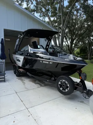 2018-malibu-wakesetter-23-lsv-145455-image0.webp