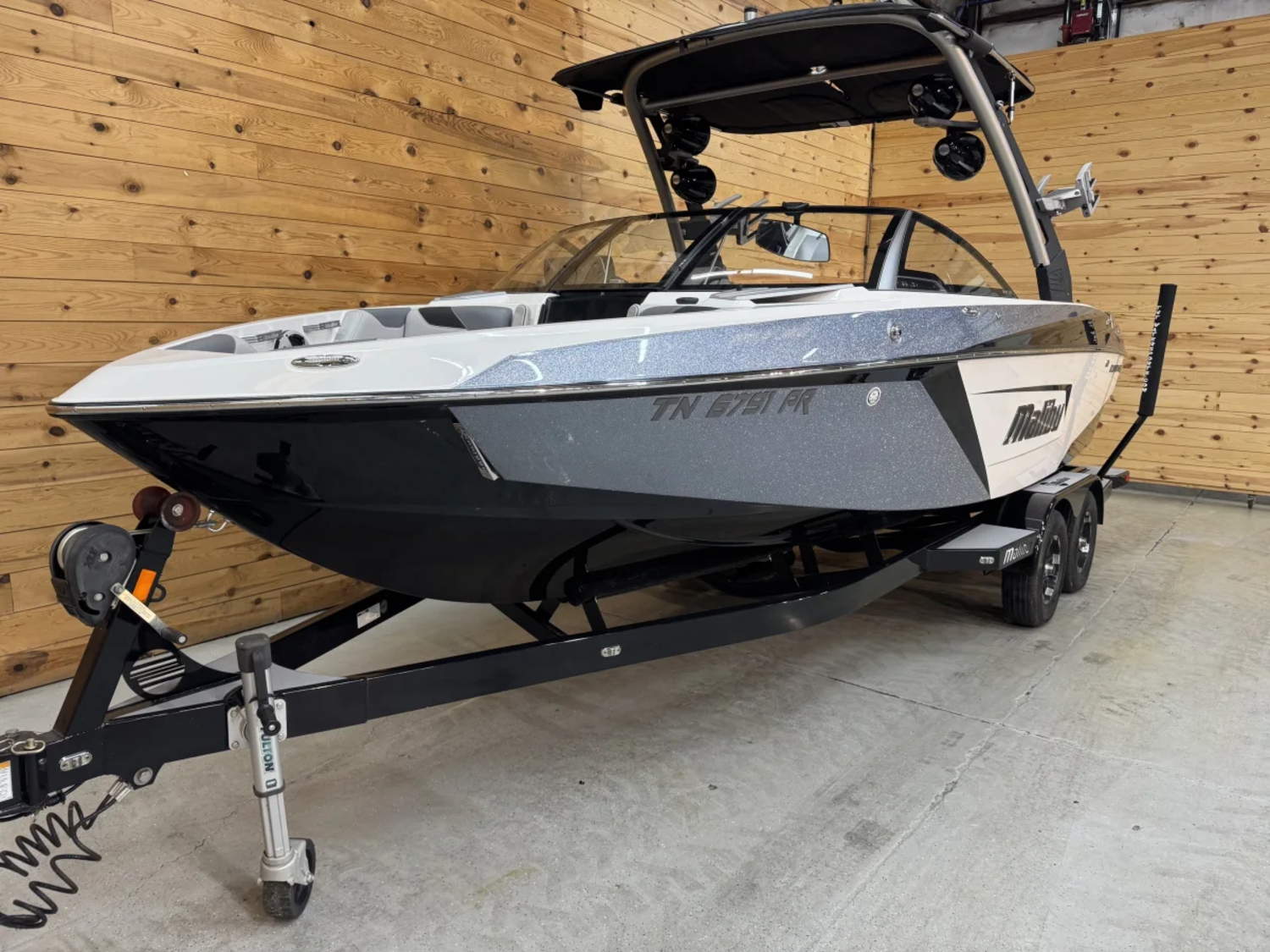2019 Malibu 23 LSV Wakesetter 