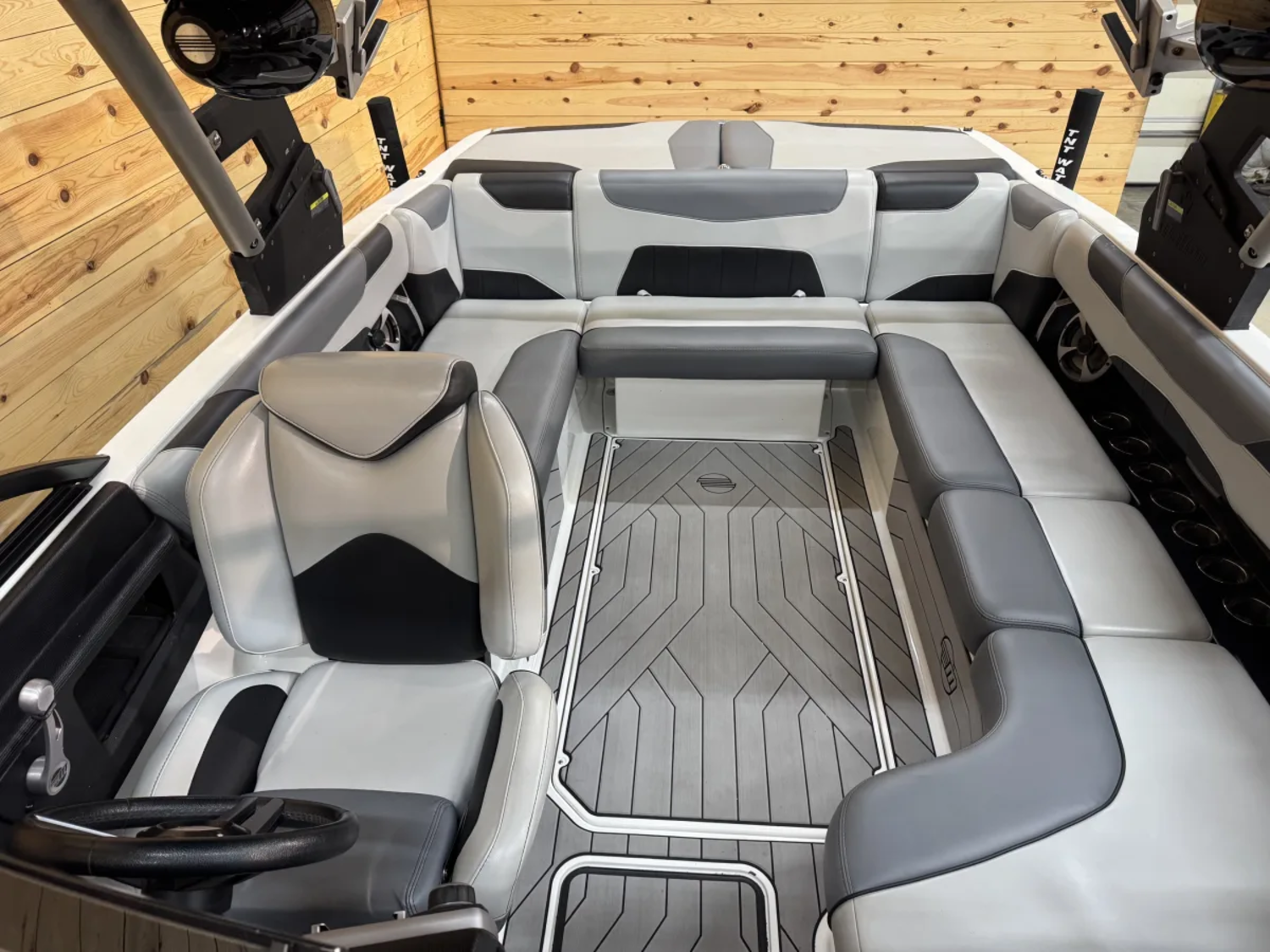 2019 Malibu 23 LSV Wakesetter 