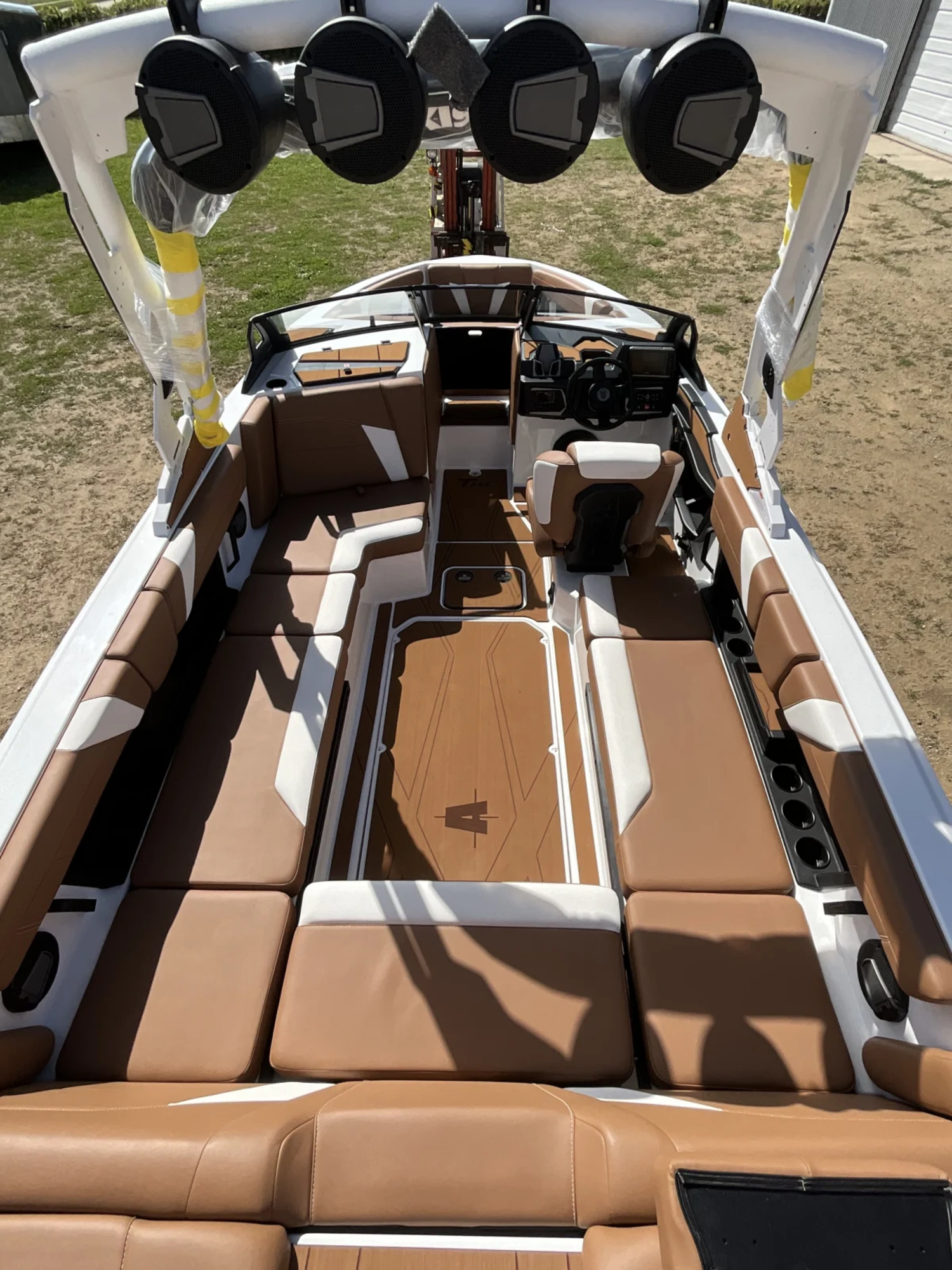 2027 AXIS T235 Wake boat